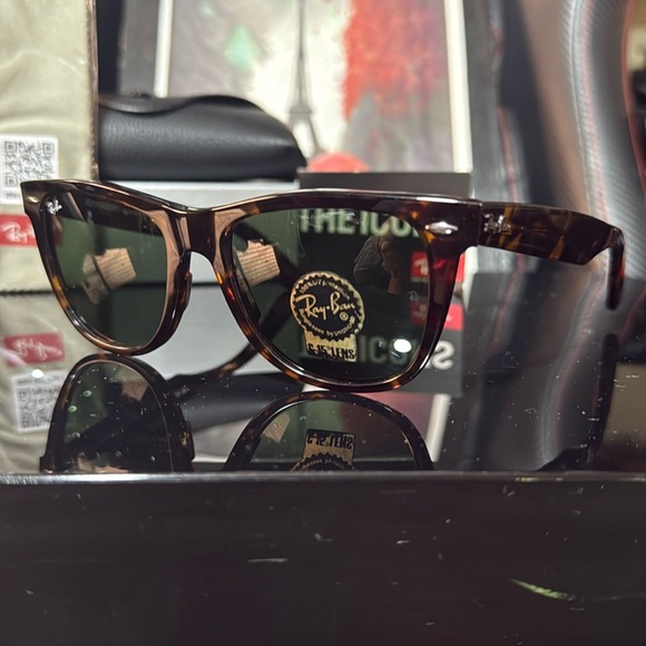 Ray-Ban 2140 Classic Wayfarer 902 Tortoise Shell/ G15 Dark Green lens 54mm - Picture 1 of 10